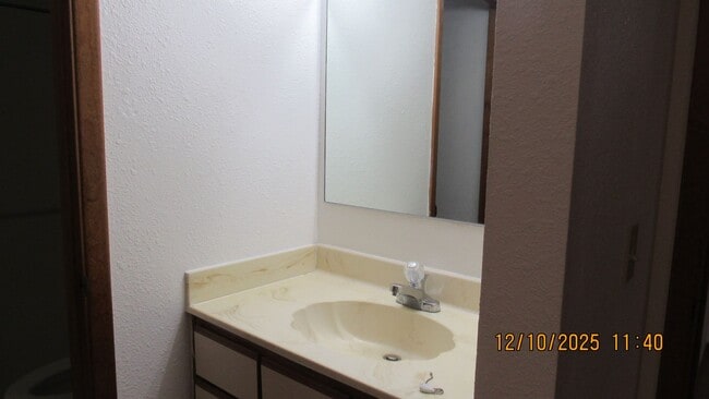 Building Photo - 2 Bed 2 Bath with Lake View