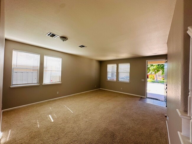 Building Photo - Full Bedroom and Bathroom Downstairs