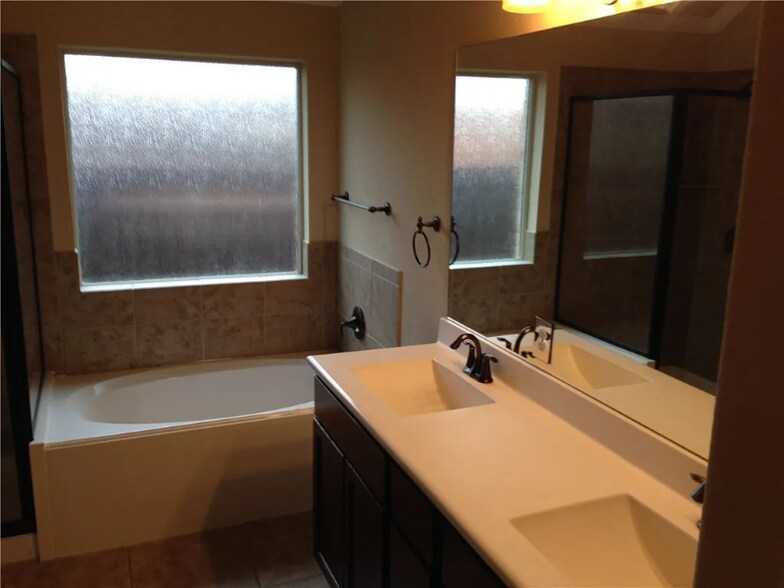 Building Photo - 1921 Autumn Run Ln