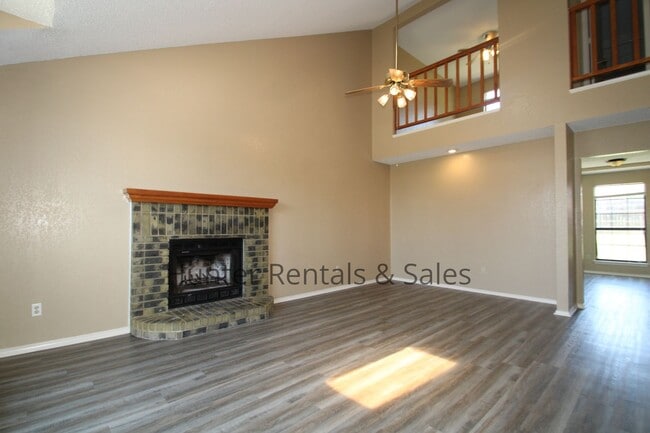 Building Photo - Two-Story Living!