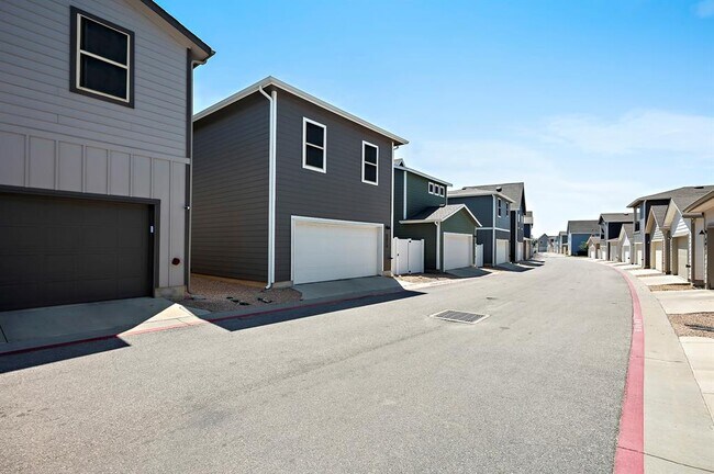 Building Photo - 8013 Lennon Dr