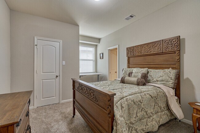 Building Photo - 207 Biltmore Loop