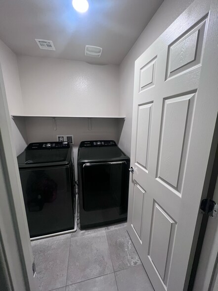 Building Photo - 4453 Lantern Point Ave