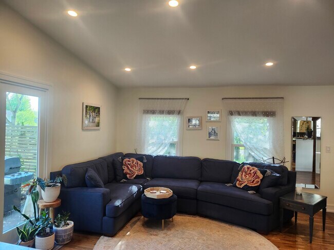 Building Photo - 301 Oakbrook Ct
