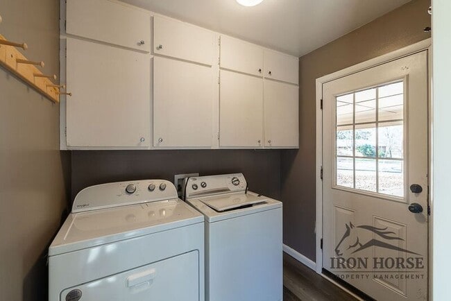 Building Photo - 190 Brentwood Dr