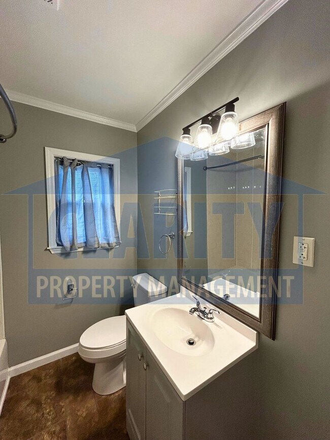 Building Photo - Single level! Two bedrooms!