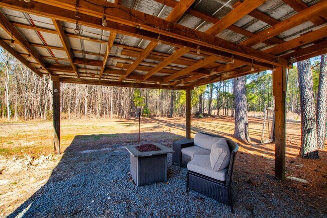 Building Photo - Tranquil loft retreat with open floorplan!...