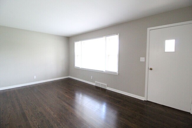 Building Photo - 3 Bedroom 1 Bath Home In Overland Park