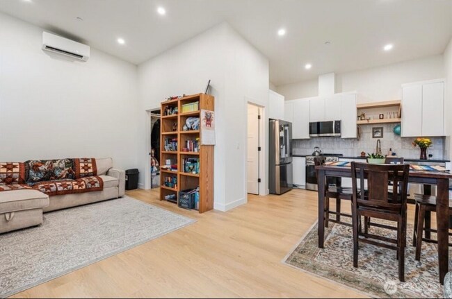 Building Photo - 520 Columbia St