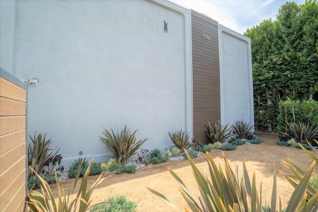 Building Photo - 1258 N Harvard Blvd