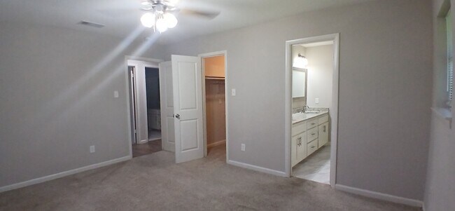 Building Photo - Beautiful 7 beds 3 baths in Ryanwood!