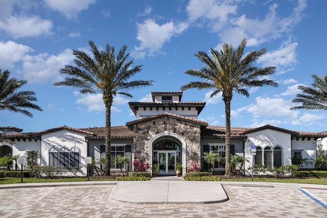 Building Photo - Venetian Isle