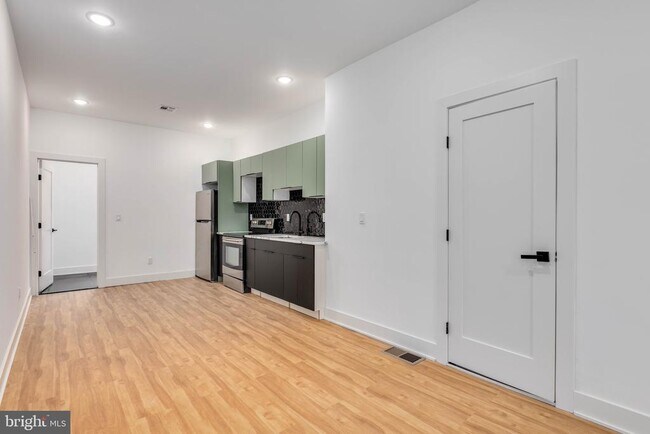 Building Photo - 713 S 55th St