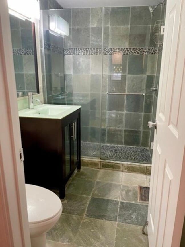 Building Photo - Shaw - Sunny 3 Bedrooms/Two full Baths