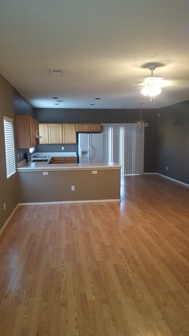 Building Photo - VISTA DEL NORTE 3 Bedroom 2 Bath  2 Car Garage