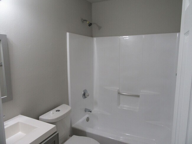 Building Photo - 1302 Grace Ave