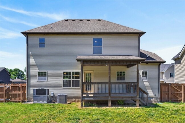 Building Photo - Pet Friendly Three Bedroom!