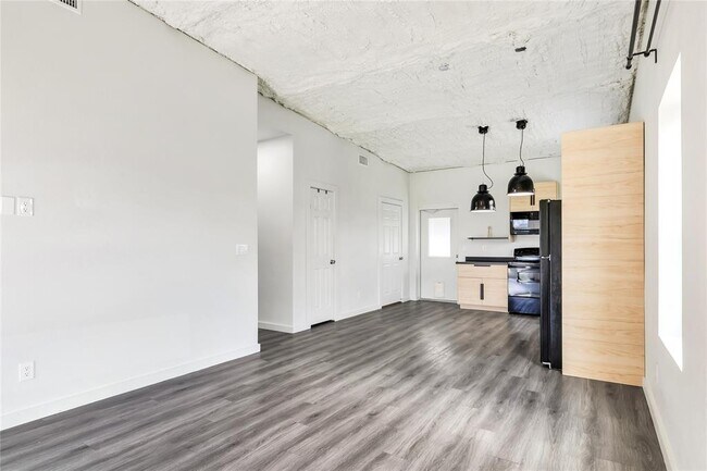 Building Photo - 1310 FM 487