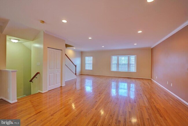 Building Photo - 536 Van Dyke Cir