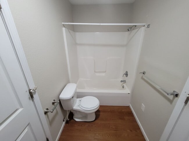 Building Photo - 3 Bedroom 2 Bath Ground Level Apartment