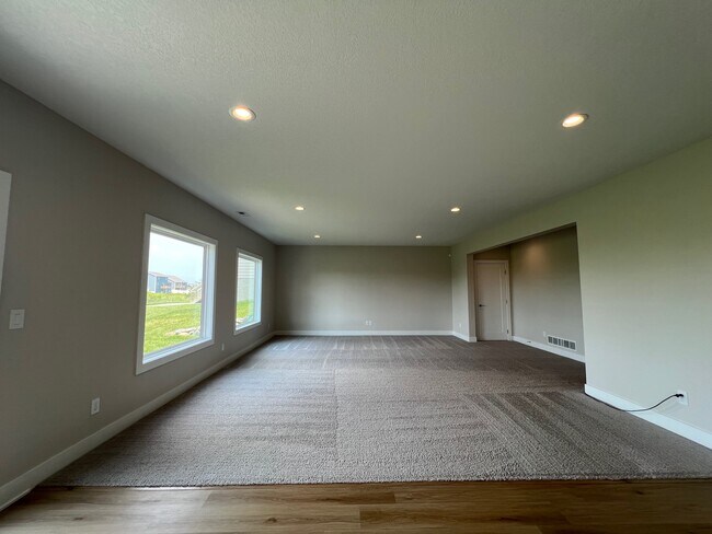 Building Photo - 460 NW Gracewood Dr