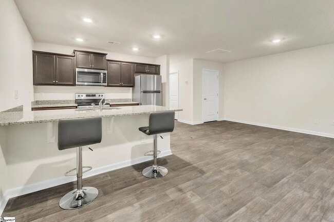 Building Photo - 3 bed, 2.5 bathroom Townhouse