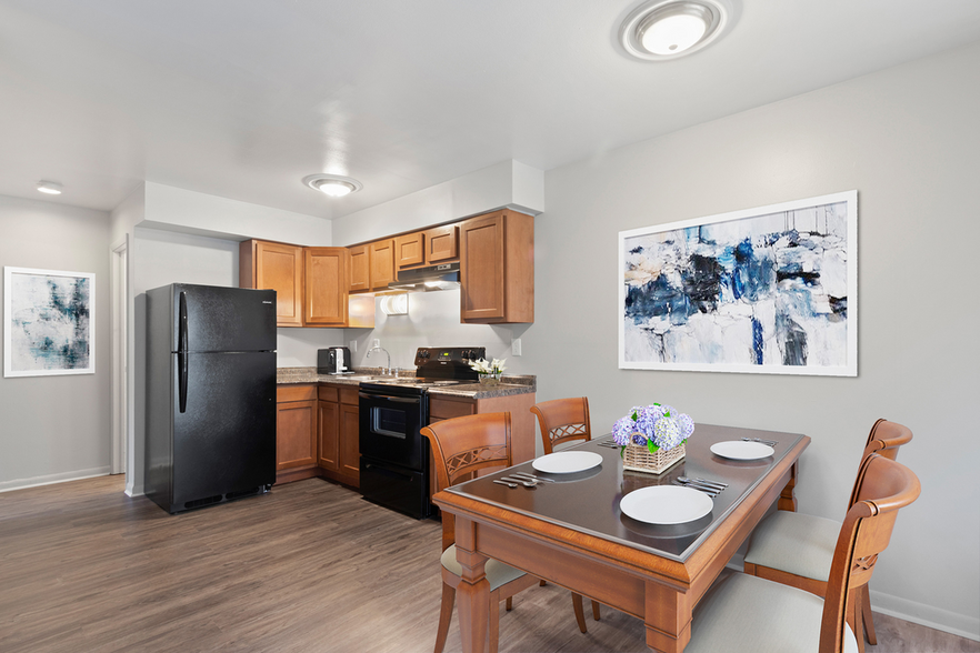 All 1 Bedroom Floor Plans feature neutral interiors, hardwood and carpet flooring, walk-in closets, window coverings, heat/air conditioning and are cable-ready. Upgraded finishes and washer/dryers available in select units. - The Commons at Water's Edge