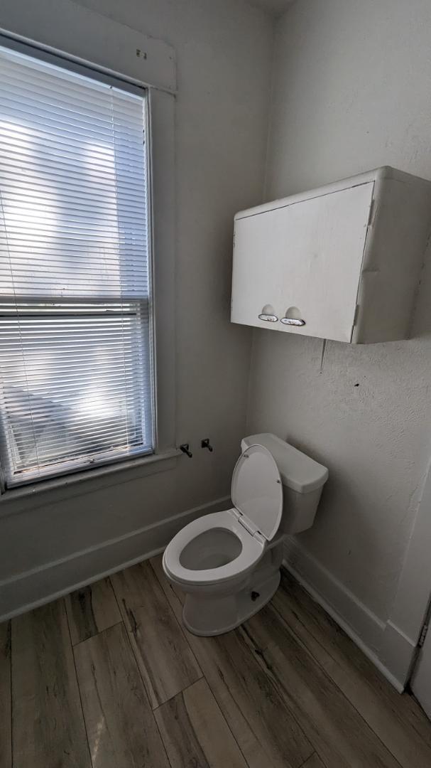 Building Photo - 838 E 3rd St