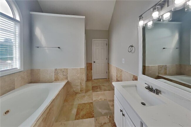Building Photo - 2882 Manor Glen Ln NW