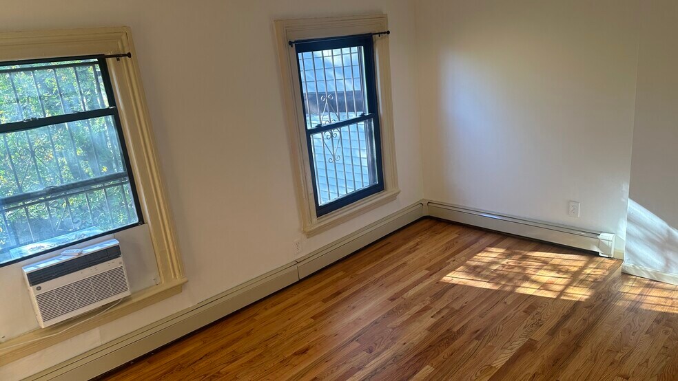 Bedroom with hardwood floors - 143 Sussex St