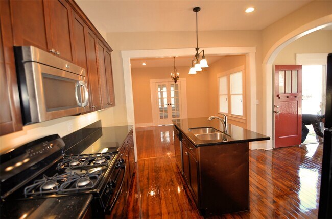 Building Photo - 1602 Lee St