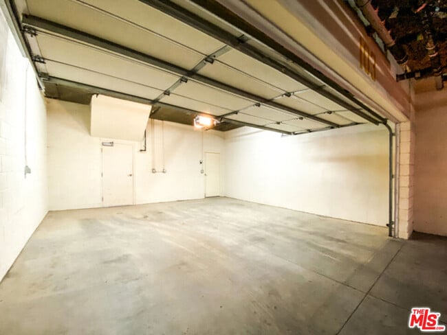 Building Photo - 904 E Windsor Rd