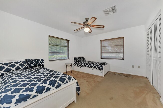 Building Photo - BEAUTIFUL 2 BEDROOM 2 BATHROOM + A DEN VILLA WITH GORGEOUS LAKE VIEWS!