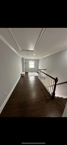 Building Photo - 175 The Meadows