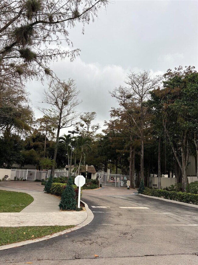 Building Photo - 3068 S Oakland Forest Dr