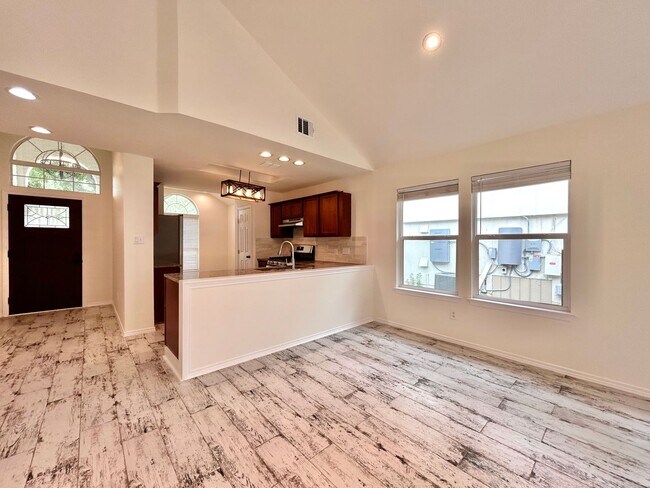 Building Photo - Beautiful 3/BR 2.5/BA Home with Modern Fin...