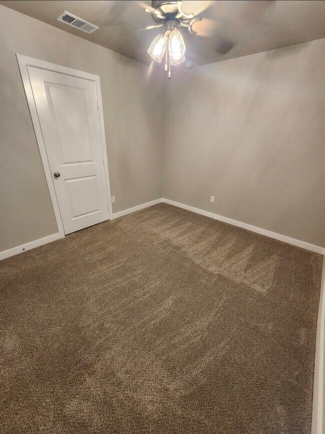 Building Photo - 3 bed 2 bath home in Lone Star Trails! 2 car garage