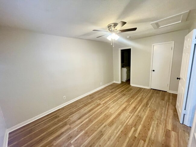 Building Photo - 1 Bedroom/1 Bath Duplex Unit Available for Rent in Brandon 042!