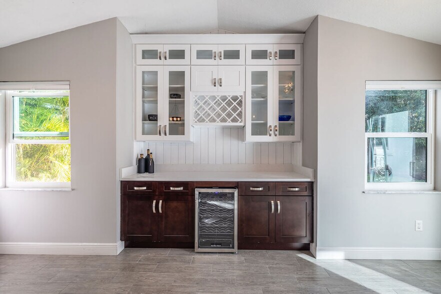 Building Photo - 9330 Seagrape Dr