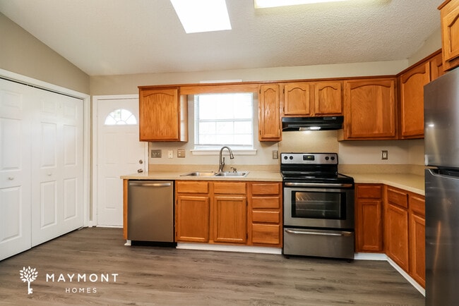 Building Photo - Cozy Three Bedroom