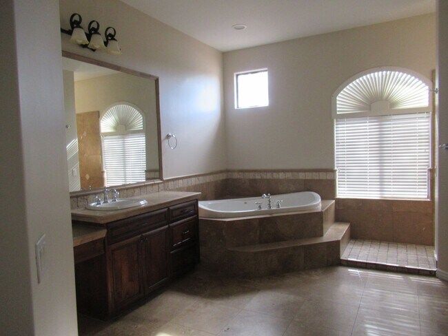 Building Photo - Beautiful Custom North Mesa Home