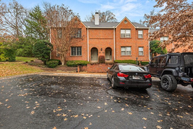 Building Photo - Townhome LOCATION!