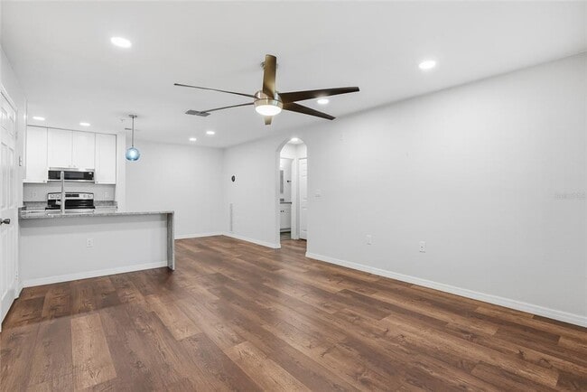 Building Photo - 8809 Manor Loop