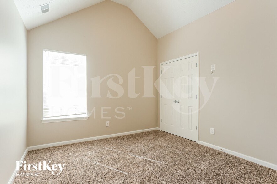 Building Photo - 2692 S Hills