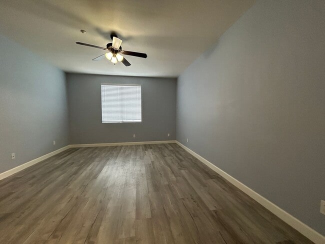 Building Photo - 955 E Knox Rd