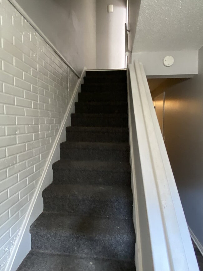 Building Photo - "Charming 2-Bed Townhome (multiplex buildi...