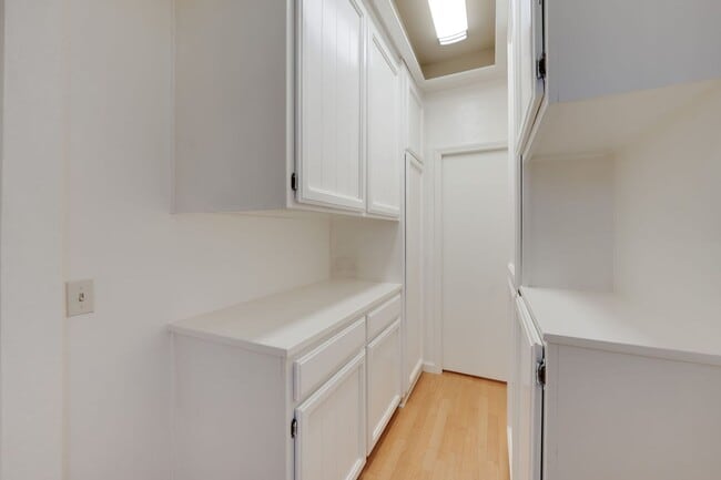 Building Photo - Charming 3 Bedroom Single-Story with Firep...