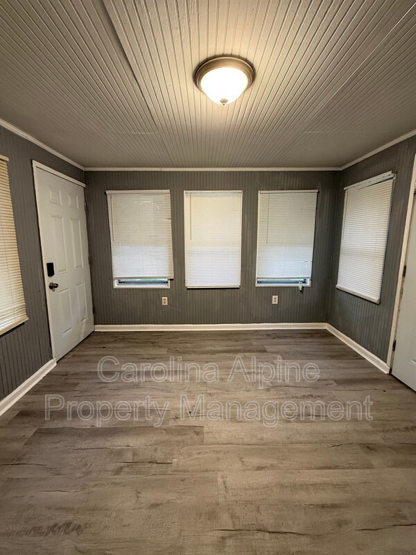 Building Photo - 109 Pine Ave