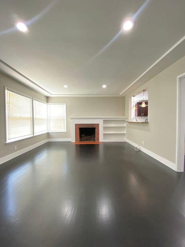 Building Photo - 2335 S Garth Ave