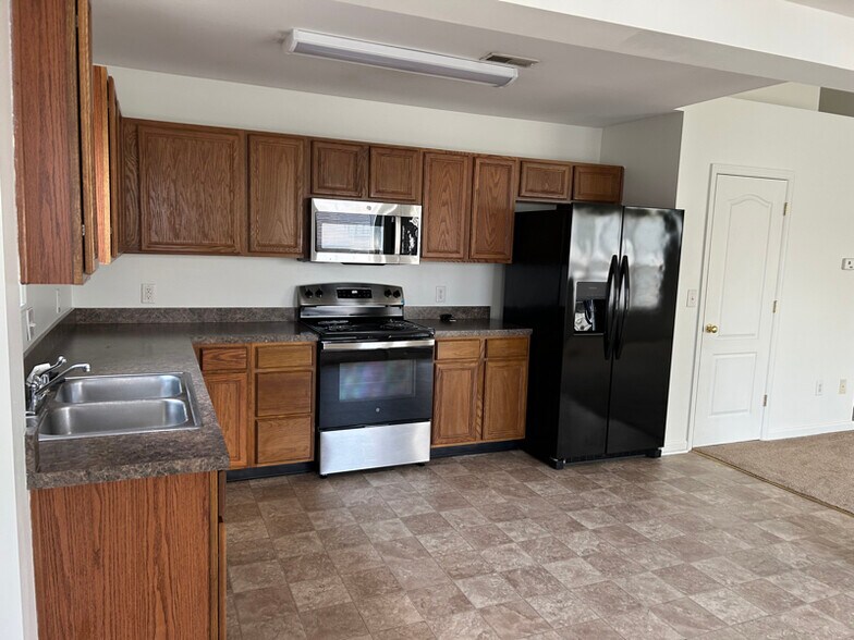 Building Photo - 713 Amber Hill Dr